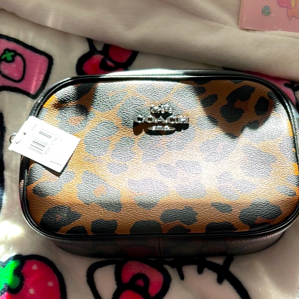 Brand new coach purse. Includes the dust n bag